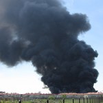 Dogaszenie pożaru hali w Wólce Kosowskiej może potrwać do rana