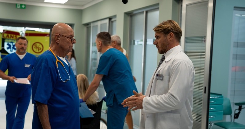 Dojdzie do ostrego spięcia między Tretterem (Piotr Garlicki) i Begerem (Tomasz Ciachorowski) /Źródło: AIM