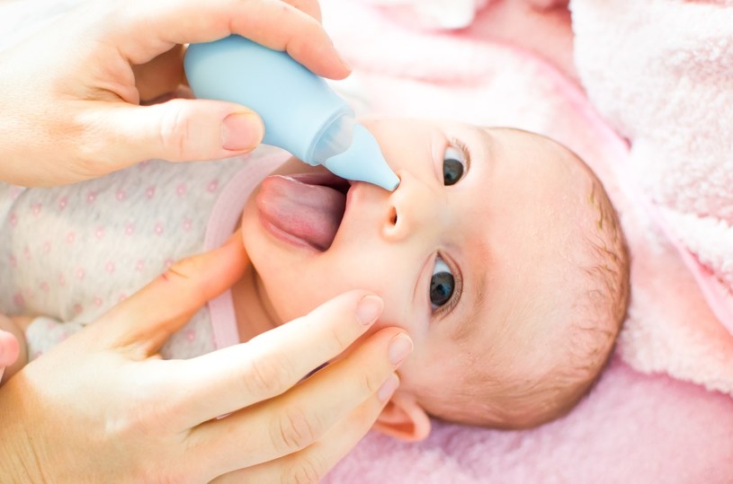 Dokładne czyszczenie dziecięcego nosa jest bardzo ważne /123RF/PICSEL