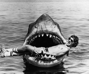 Dokładnie 40 lat temu na ekrany kin wszedł film "Szczęki" Stevena Spielberga. Reżyser najpierw ponad dwukrotnie przekroczył budżet, następnie opóźnił premierę o pół roku, na koniec nazwał swoją pracę nad obrazem "doświadczeniem bliskim śmierci".  