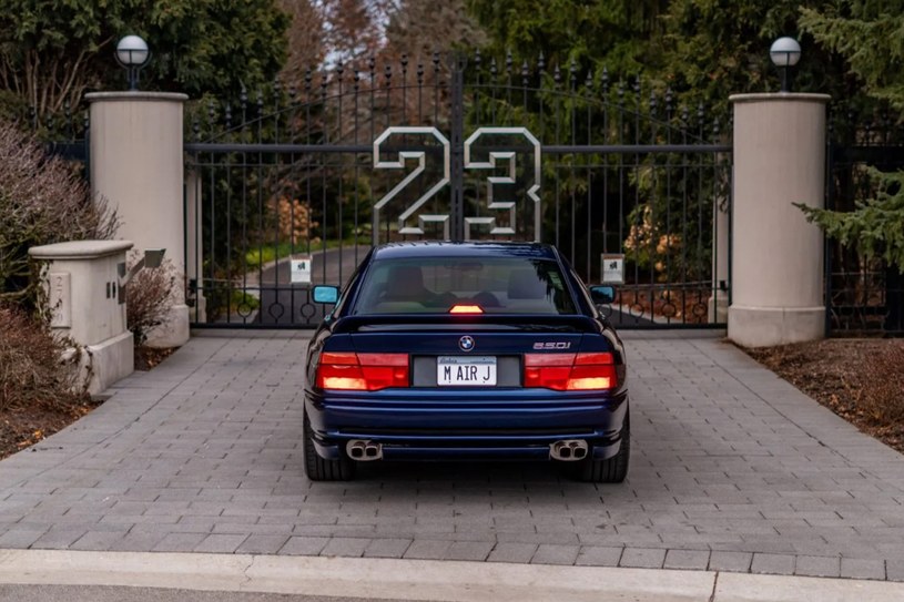 Dokładnie przez tę bramę BMW wjechało na posesję Jordana w 1991 roku/Bringatrailer /