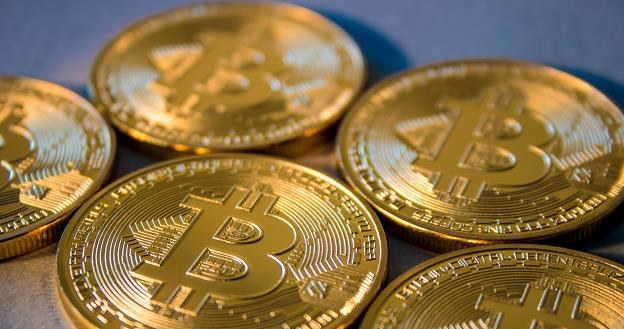 Dokładnie rok temu bitcoin kosztował 20 tys. dolarów. Z rekordowego poziomu upadł nisko /&copy;123RF/PICSEL