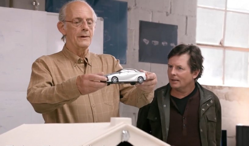 Doktor Brown i Marty McFly przyglądają się modelowi Toyoty Mirai /Informacja prasowa