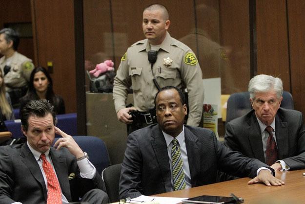 Doktor Conrad Murray (w środku) przed sądem fot. Pool /Getty Images/Flash Press Media