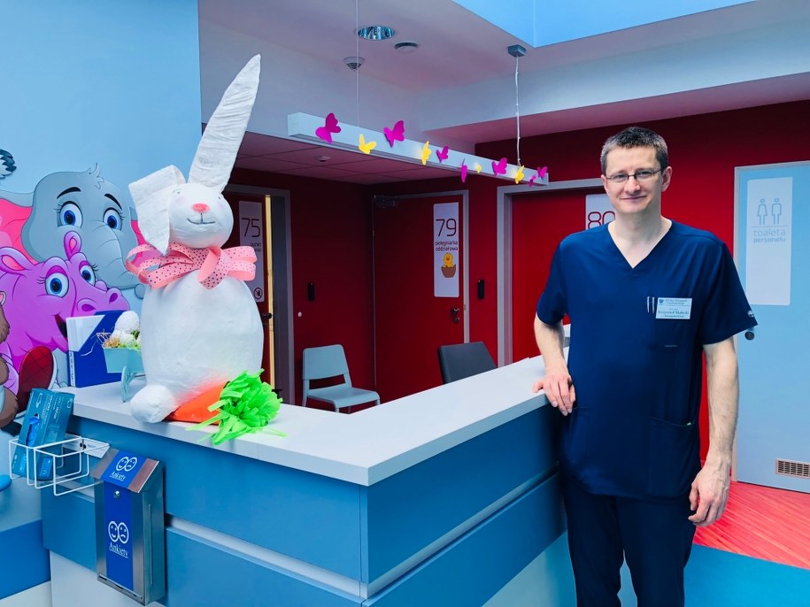 Doktor Krzysztof Małecki przy recepcji kliniki ortopedii i traumatologii ICZMP w Łodzi /Agnieszka Wyderka /RMF FM