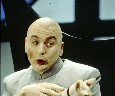 Doktor Zło to ulubiona postać reżysera "Austina Powersa" Jay’a Roacha. "Uwielbiam pokrętny surrealizm złych facetów z filmów klasy B, którzy zawsze chcą zrobić coś porządnie, ale nic nie idzie im zgodnie z planem, szacunku nie okazują im nawet ich podwładni. Wydaje mi się, że ludzi bawi ironia, z jaką pokazujemy tę postać"- mówi Roach.

"Ten facet mógłby być kimś w rodzaju Homera Simpsona. Jego rodzina z pewnością jest zwariowana na tyle, że mogłaby być treścią wielu opowieści. Trójkąt z Mini Moim i Scottem jest niczym z Szekspira lub z Coppoli, ma w sobie coś z 'Ojca chrzestnego'" - dodaje reżyser.