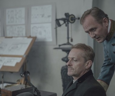 Doktor znajduje pracę w zaborze austriackim, w wojskowej twierdzy dowodzonej przez komendanta (Andrzej Chyra). Poza oficjalną praktyką, na własną rękę ponownie zaczyna prowadzić coraz dziwniejsze eksperymenty: na żywych i na umarłych. Obsesyjnie doskonali swoją wiedzę o eterze pozwalającym manipulować bólem, pożądaniem i wolą poddanych mu ludzi. Jaką cenę przyjdzie mu zapłacić za próbę zawładnięcia ludzkim umysłem? 