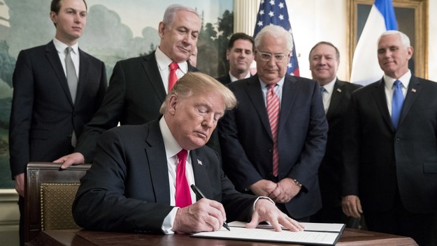 Dokument został podpisany podczas spotkania Trumpa z premierem Izraela Benjaminem Netanjahu w Białym Domu /MICHAEL REYNOLDS    /PAP/EPA