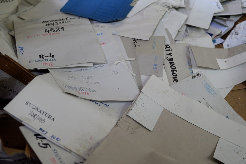 Dokumenty, które zostały znalezione na terenie opuszczonych budynków gospodarczych byłego PGR w Gołaszewie /Stach Leszczyński /PAP