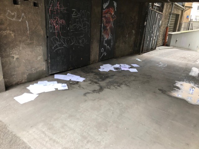 Dokumenty rozrzucone na ulicy Mazowieckiej /Tomasz Skory  /RMF FM