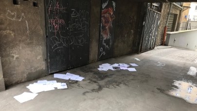 Dokumenty z danymi wrażliwymi poniewierały się na dziedzińcu kamienicy w centrum Warszawy