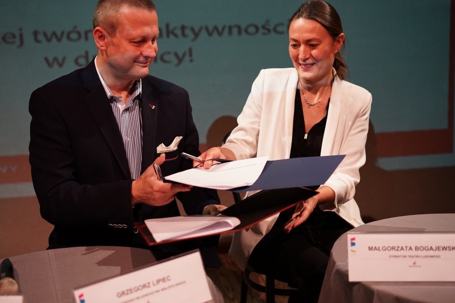 Dokumenty zostały podpisane przez dyrektor Małgorzatą Bogajewską a Urzędem Marszałkowskim reprezentowanym przez Członka Zarządu Województwa Pana Grzegorza Lipca /