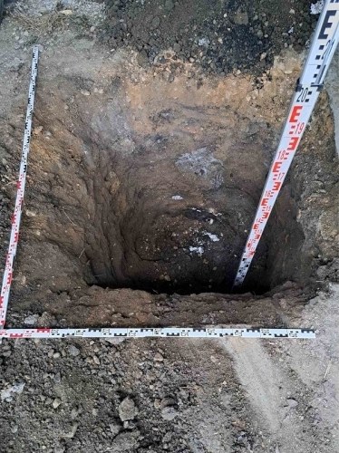 Dół wykopany przez podejrzanego o zabójstwo 39-letniego mężczyznę /Police.hu /