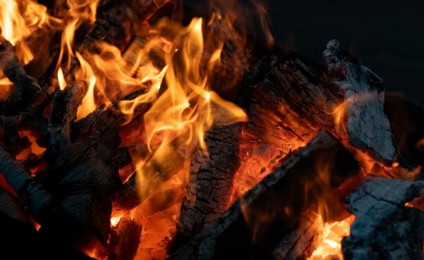 Dolali benzyny do ogniska, teraz walczą o życie! Dramatyczny wypadek