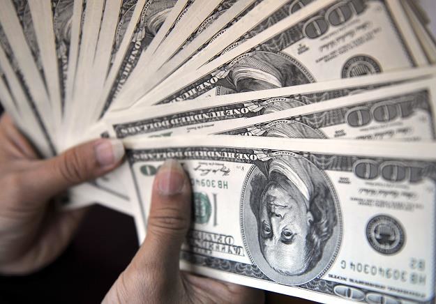Dolar czeka na FED /AFP