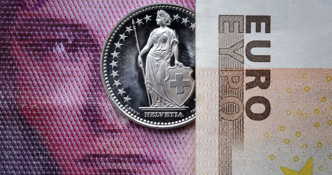 Dolar i frank bezpiecznymi przystaniami /AFP