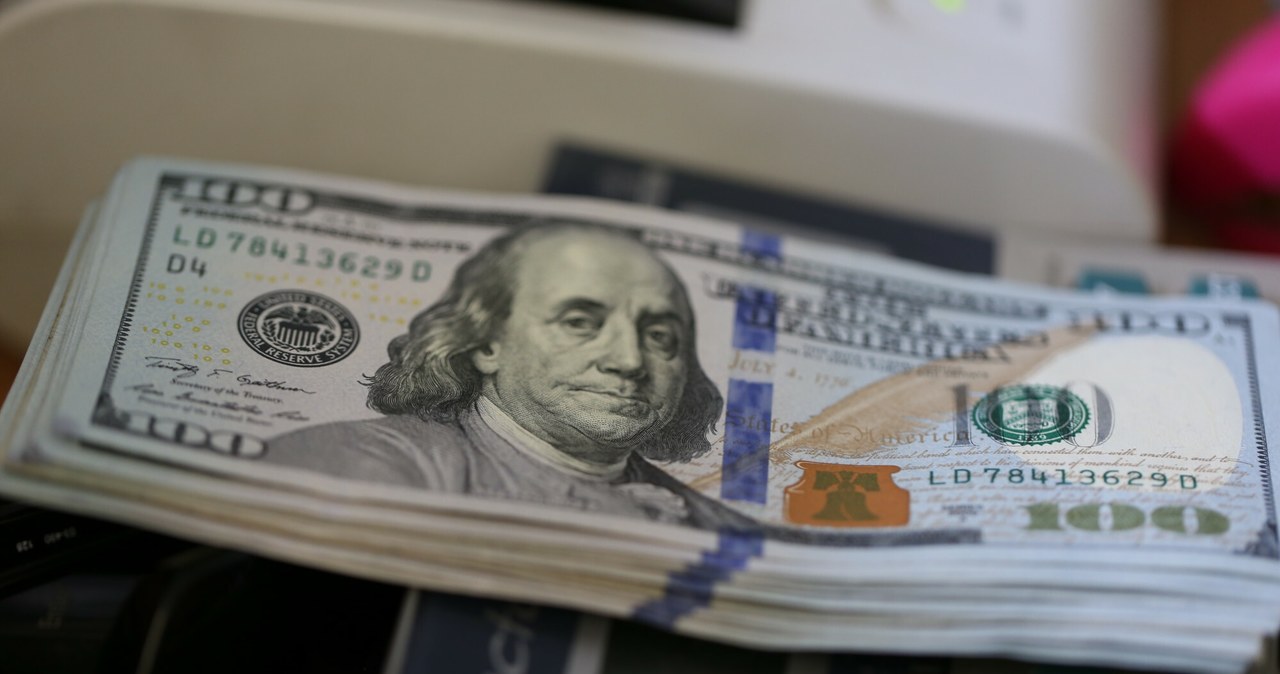 Dolar kosztuje obecnie powyżej 4 zł /Fot. Piotr Jedzura /Reporter