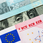 Dolar na huśtawce. Waluta Amerykanów może nie wytrzymać starcia z euro