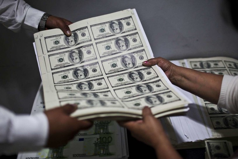 Dolar nadal pozostaje bardzo mocny /AFP