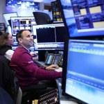 Dolar runął, złoty mocno zyskuje. Analitycy studzą emocje