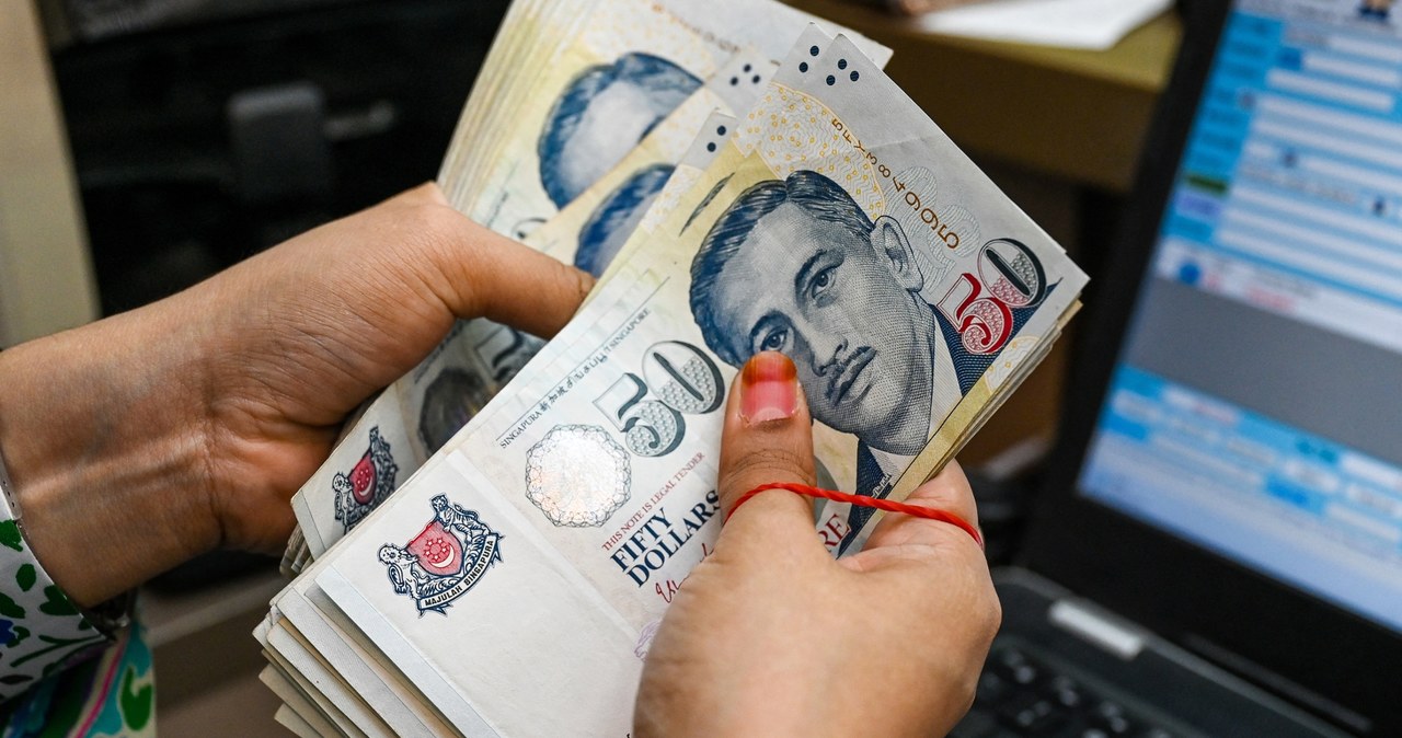 Dolar singapurski coraz śmielej puka do drzwi elity walutowych "bezpiecznych przystani" /ROSLAN RAHMAN /AFP