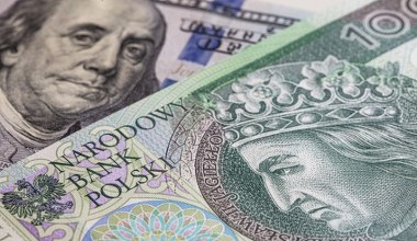 Dolar słabnie, złoty stabilny. Hassett celuje w Fed