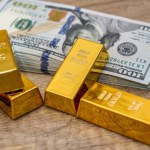 Dolar traci, złoto zyskuje. Inwestorzy niepewnie patrzą na Bliski Wschód