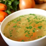 Dolej 1 łyżkę do rosołu. Zapomnisz o niezdrowym maggi czy sklepowych kostkach