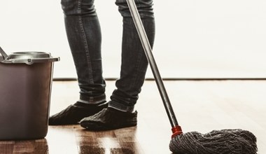 Dolej do wiadra z wodą i umyj podłogę. Będzie lśnić jak lustro