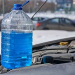 Dolewanie wody do płynu do spryskiwaczy. Zimą to szczególnie zły pomysł