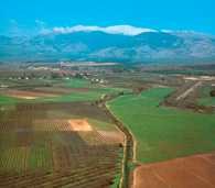 Dolina Hule na tle Wzgórz Golanu /Encyklopedia Internautica