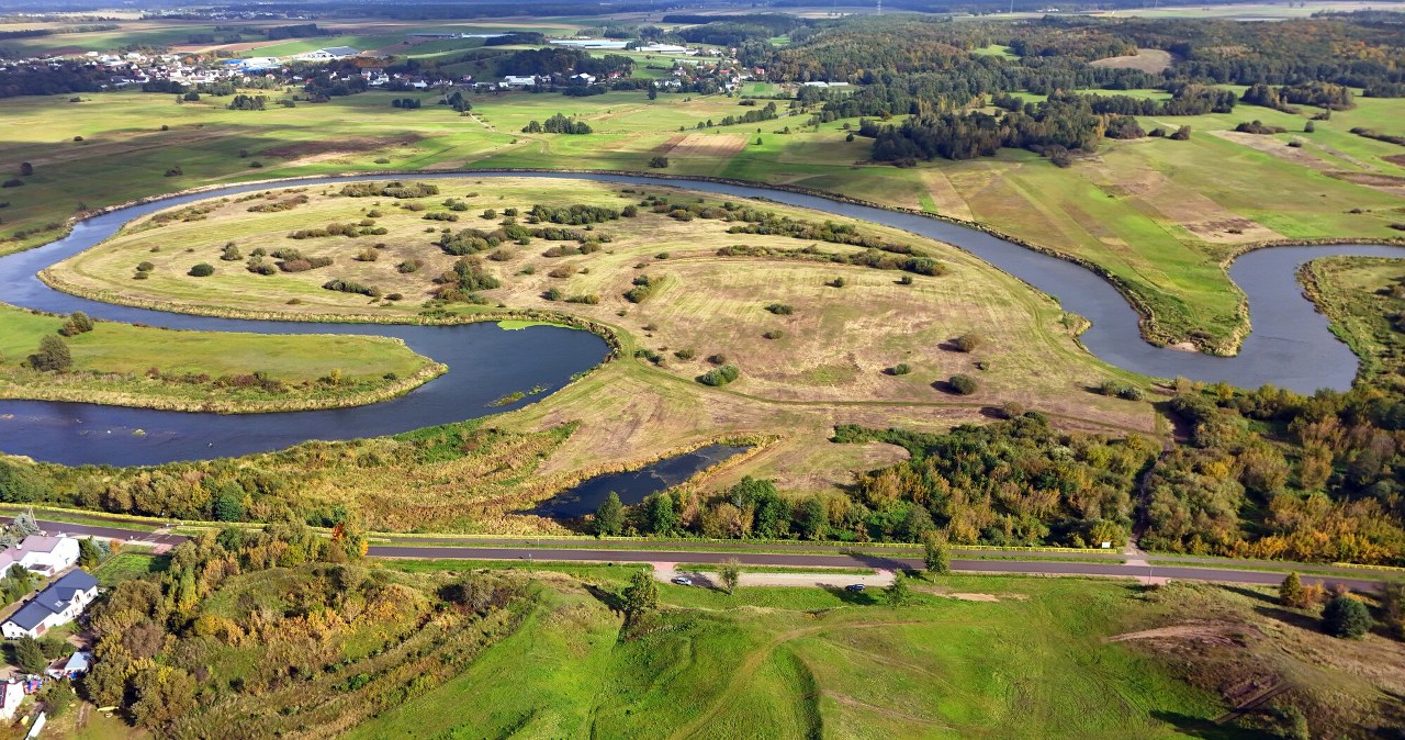Dolina Narwi zachwyca w każdym sezonie. Dlaczego warto ją odwiedzić? /Albin Marciniak/East News /East News