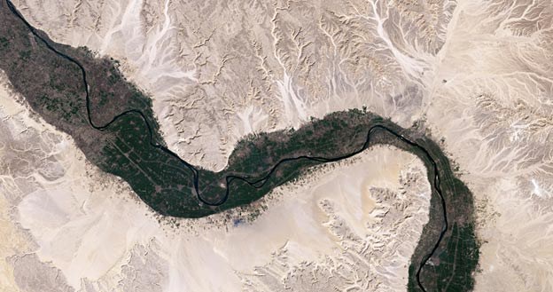 Dolina Nilu na północ od Luksoru. Zdjęcie satelitarne wykonane przez sondę Landsat-7 /Wiedza i Życie