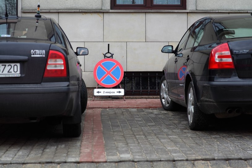 Dolna krawędź znaku zakazu powinna znajdować minimum 2 m od poziomu drogi. Jeśli nie został spełniony ten warunek, kierowca ma doskonałą wymówkę, aby znaku nie przestrzegać. /Motor