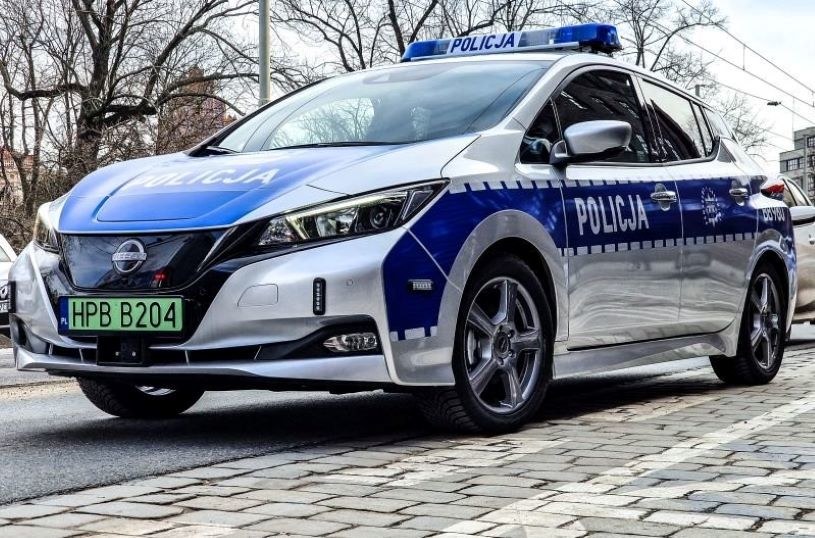 Dolnośląscy policjanci otrzymali 5 radiowozów Nissan Leaf. /www.dolnoslaska.policja.gov.pl /Policja