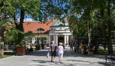 Dolnośląskie uzdrowisko niczym alpejski kurort. Seniorzy wracają tu co roku 