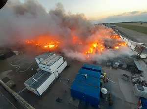 Dolnośląskie: Wielki pożar w zakładzie produkującym paliwa. W akcji 120 strażaków