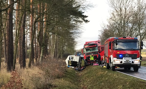 Dolny Śląsk: Czołowe zderzenie busa z ciężarówką. Nie żyje 3 mężczyzn