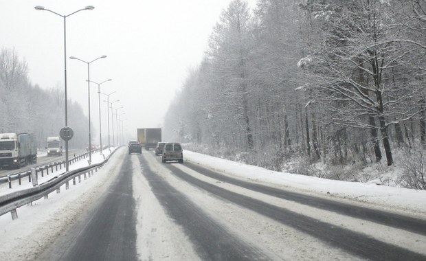 Dolny Śląsk: Fatalne warunki na drogach. Tiry mają problemy na oblodzonych podjazdach