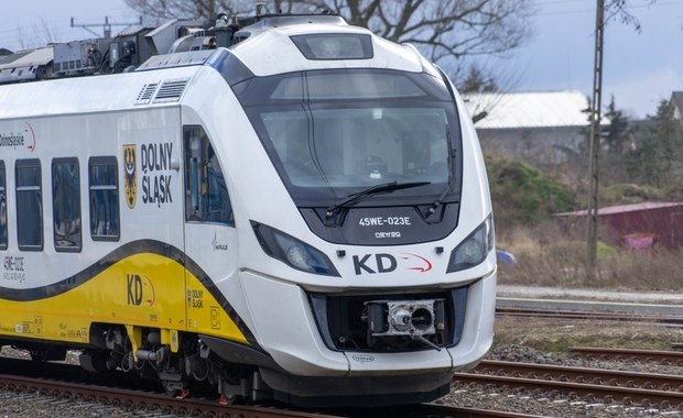 Dolny Śląsk: Pociąg wjechał w uszkodzoną sieć trakcyjną