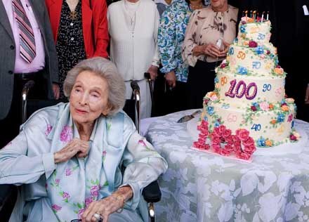 Dolores Hope przy urodzinowym torcie /Getty Images/Flash Press Media