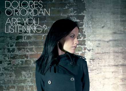 Dolores O'Riordan na okładce płyty "Are You Listening?" /