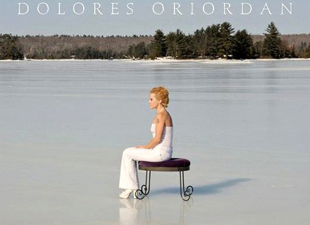 Dolores O'Riordan na okładce płyty "No Baggage" /