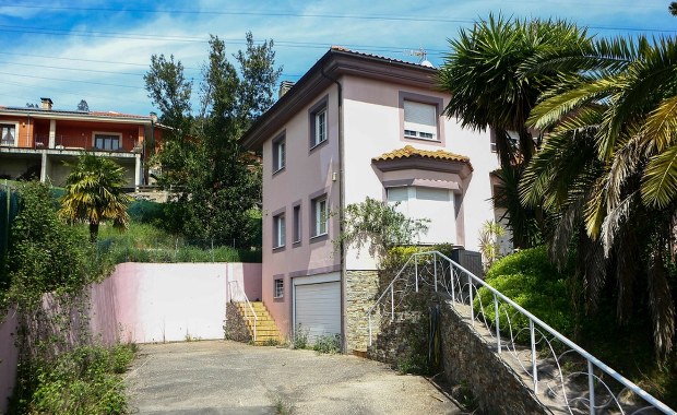 Dom grozy: Dzieci w pieluchach i maskach odcięte od świata