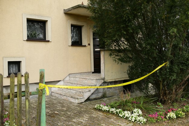 Dom jednorodzinny w Spytkowicach, w którym odnaleziono ciała dwóch kobiet /Jarek Praszkiewicz /PAP