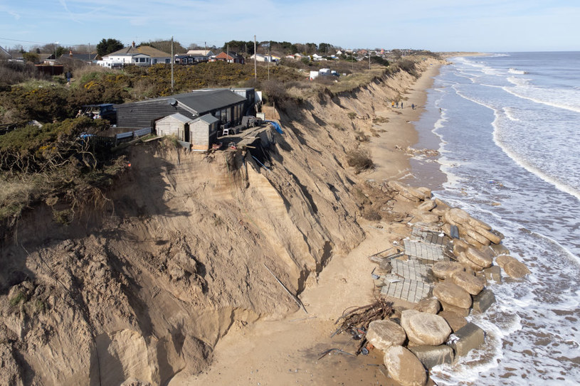 Dom Lance'a Martina w Hemsby w hrabstwie Norfolk. Niewiele brakuje, by osunął się z klifu do morza /Joe Giddens - PA Images / Contributor /Getty Images