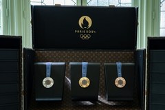 Dom mody Louis Vuitton zaprezentował kufry na pochodnie olimpijskie