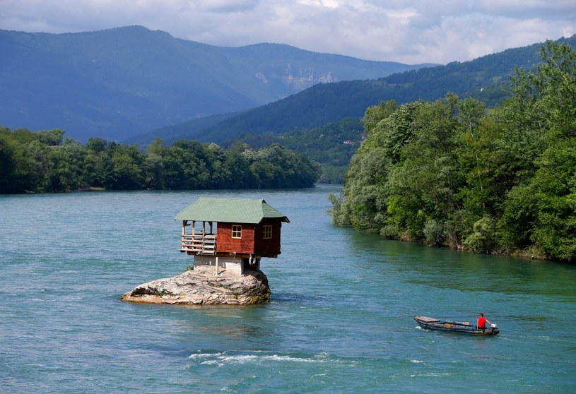 Dom na rzece Drina został zbudowany ponad 50 lat temu /Marko Djurica /Agencja FORUM