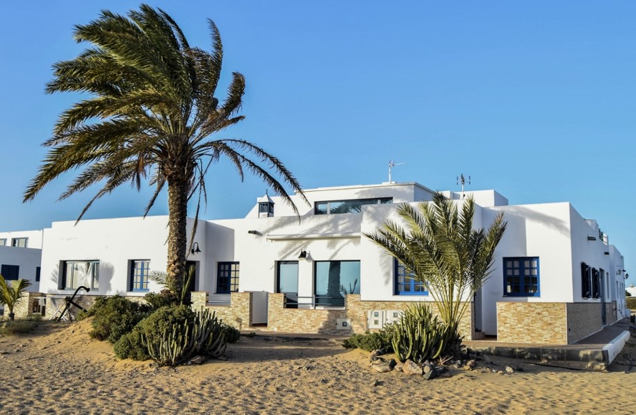 Dom na wyspie La Graciosa, która leży u wybrzeży hiszpańskiej Lanzarote /Shutterstock