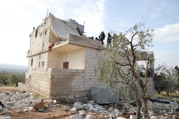Dom po operacji antyterrorystycznych sił amerykańskich w wiosce Atme w północnej-zachodniej części Syrii. /YAHYA NEMAH /PAP/EPA